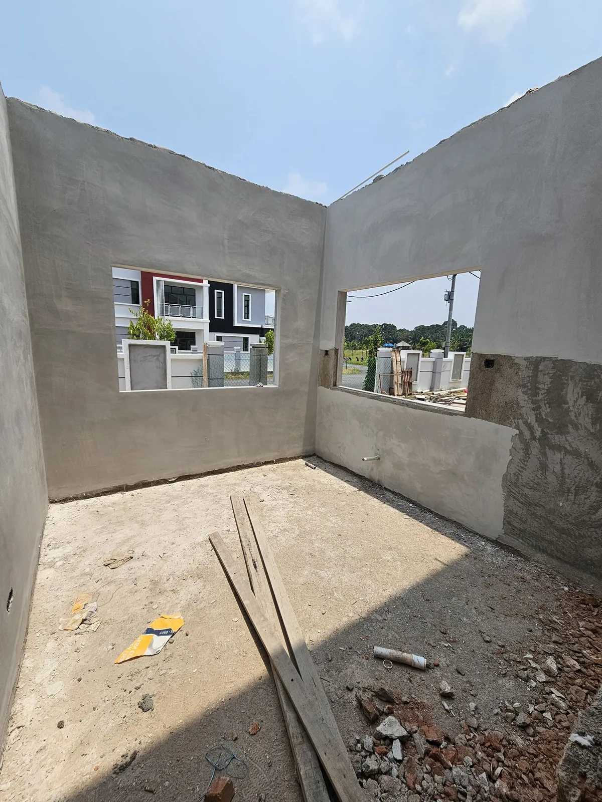 Tehel Indah 未盖屋顶的扩建房间内部，铺砖前