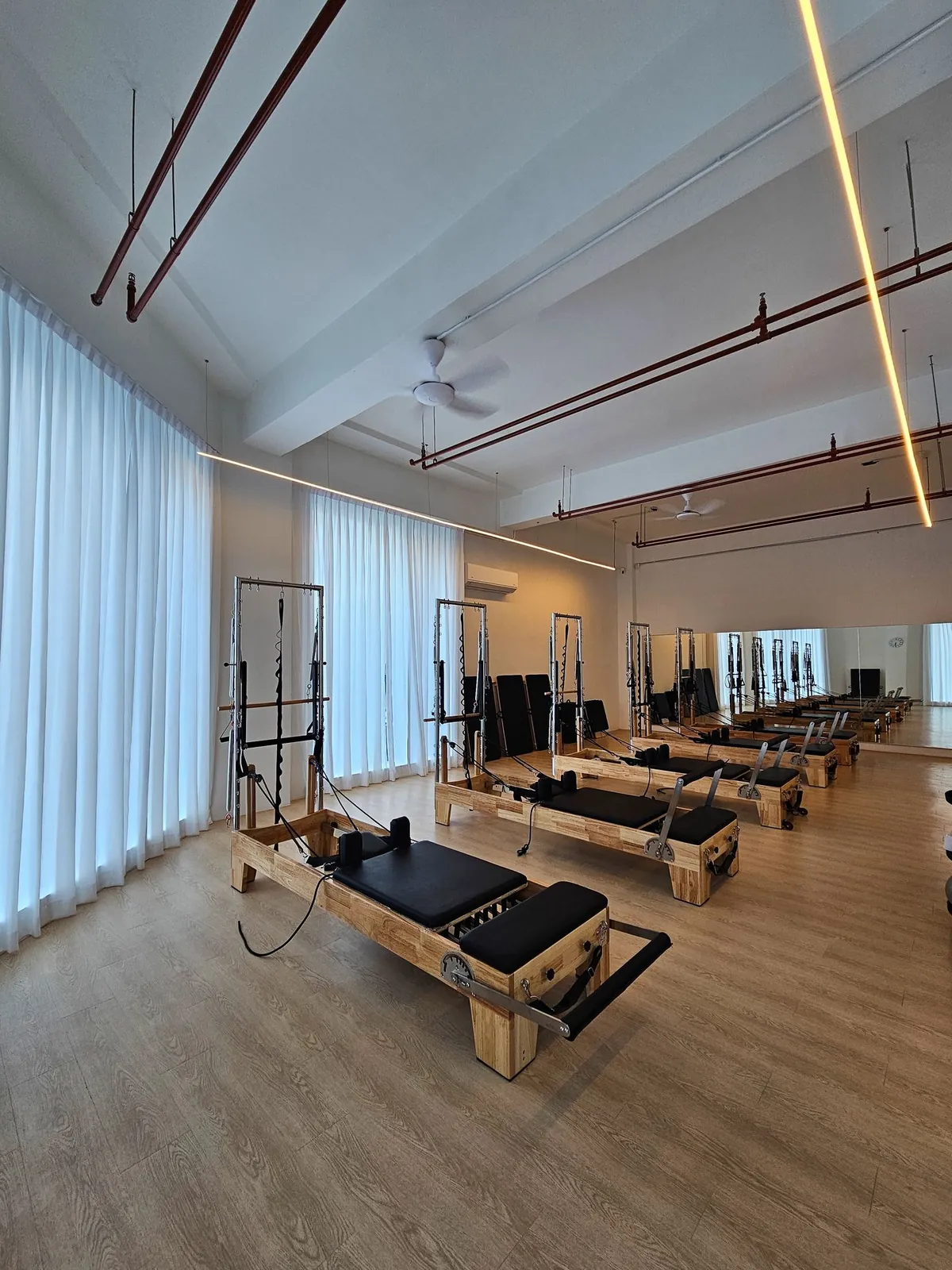 Ee Pilate Studio 完工教室，沿窗墙的落地纱帘与线性灯条