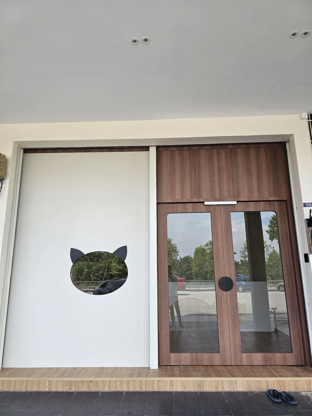 Kimvets Krubong facade with cat-shaped window