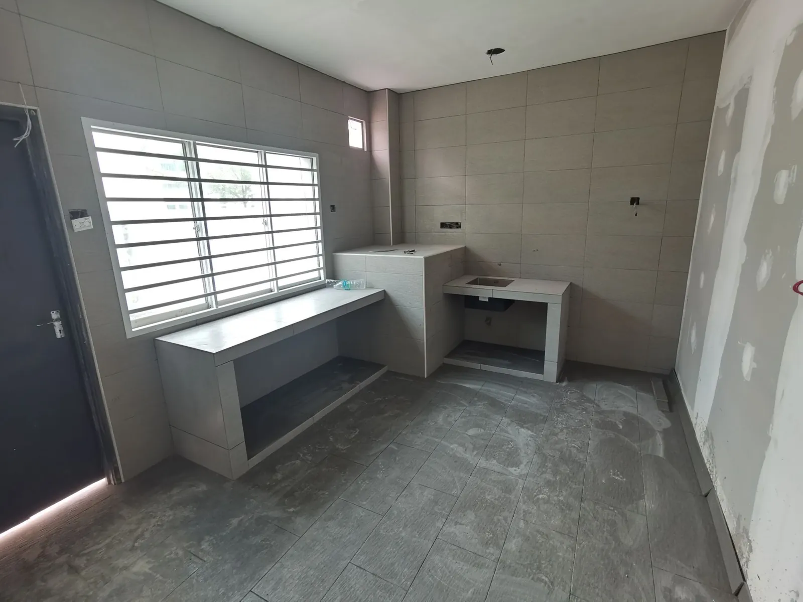 Beready Occupational Therapy Centre 施工中的茶水间：瓷砖墙与台面底座