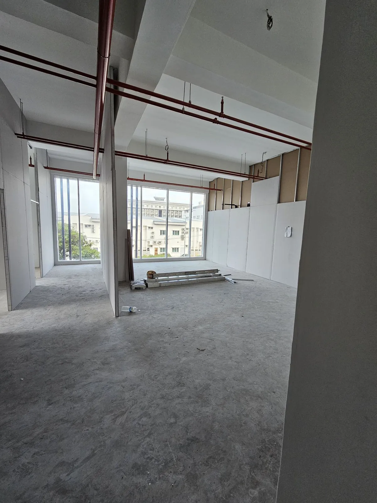 Ee Pilate Studio 施工中，窗墙旁立起板墙隔间