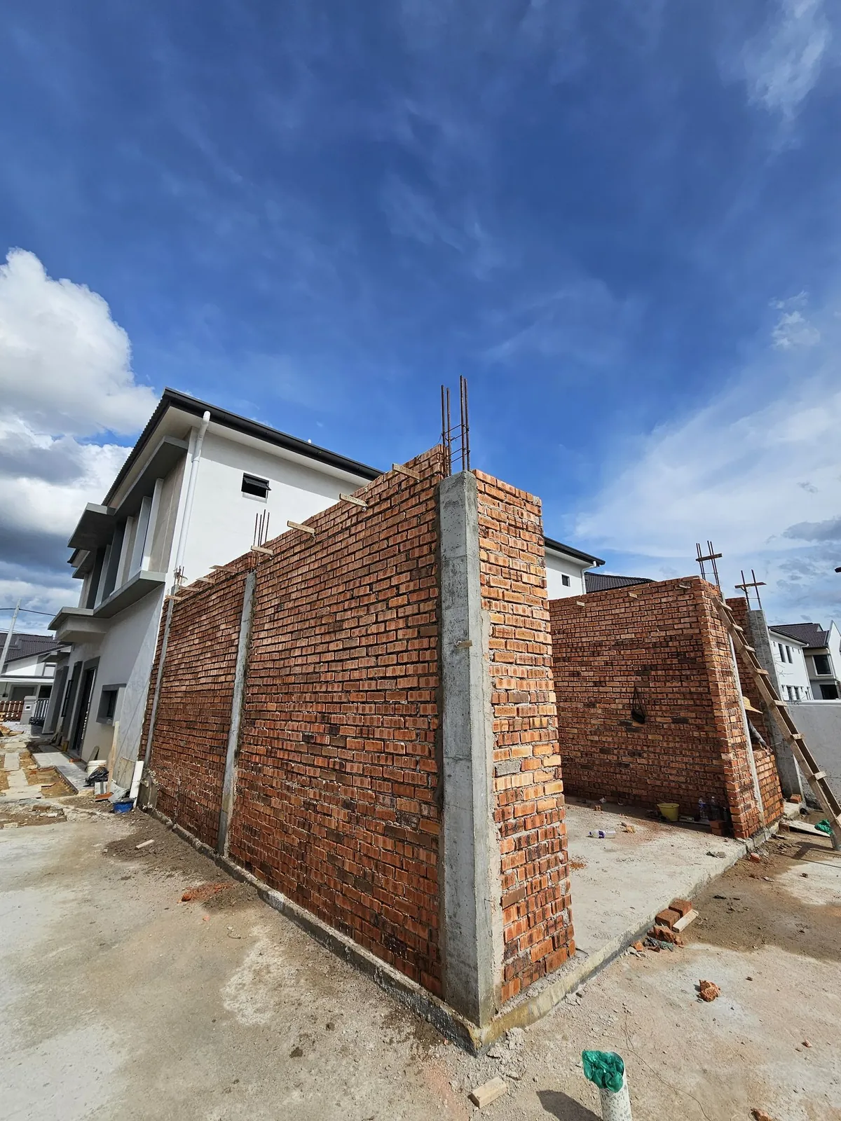 Jasin Parkland brick wall corner tied into a reinforced concrete column