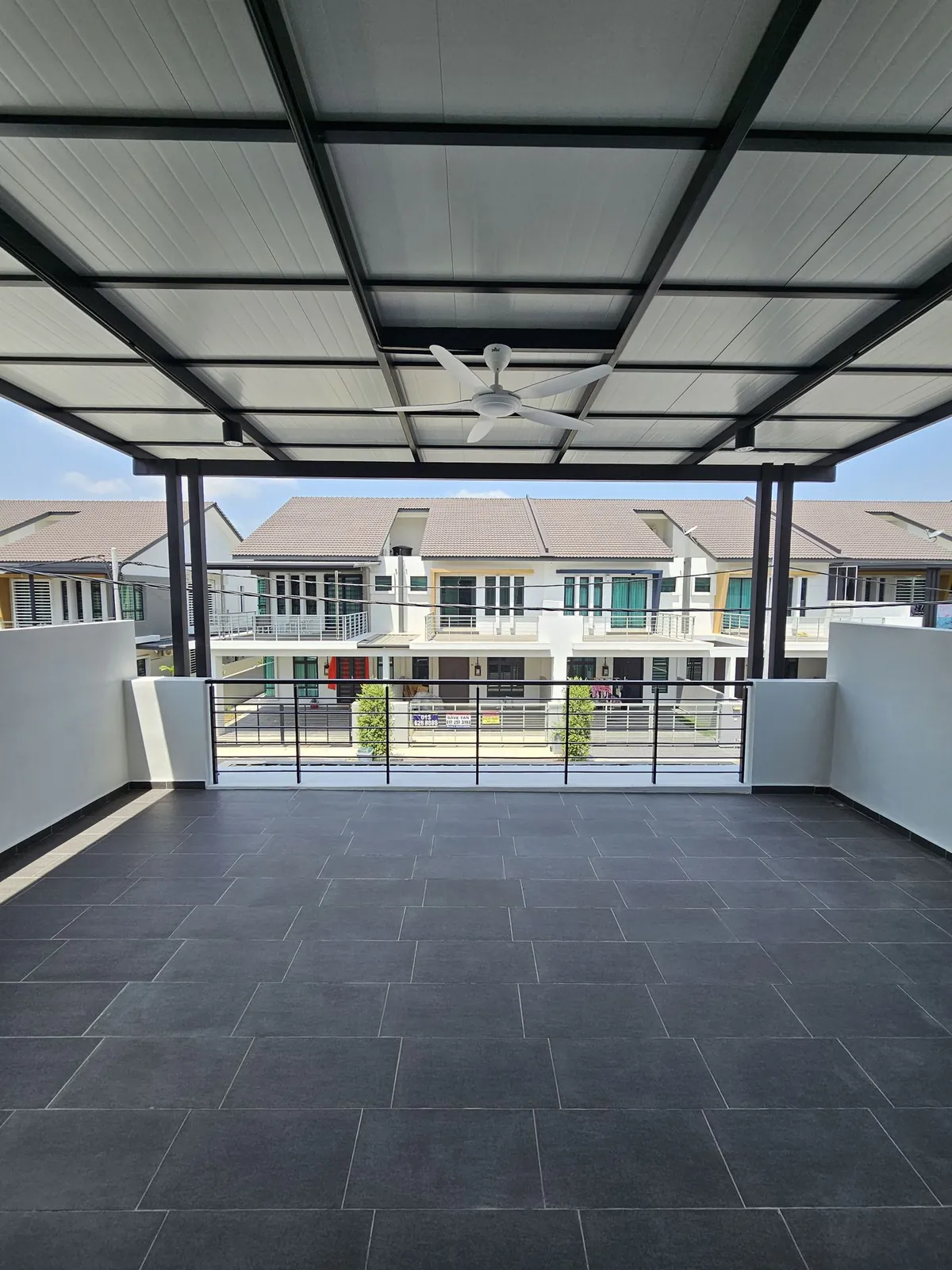 Molek Residence 楼上露台，新装的钢架遮阳篷
