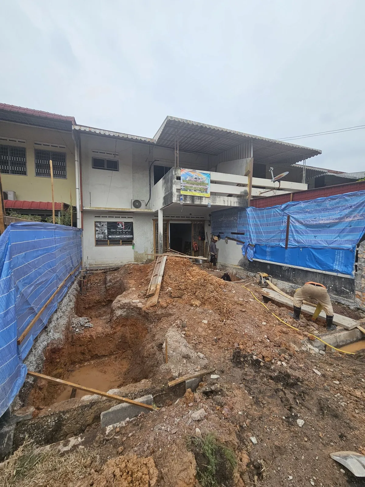 Taman Asean 前院全面开挖做地基，两边围着防护布
