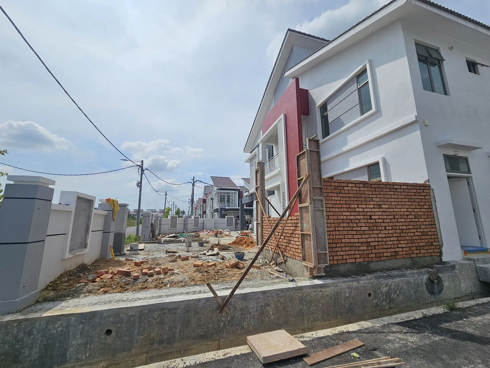 Tehel Indah 屋旁挡土墙上新砌的砖墙