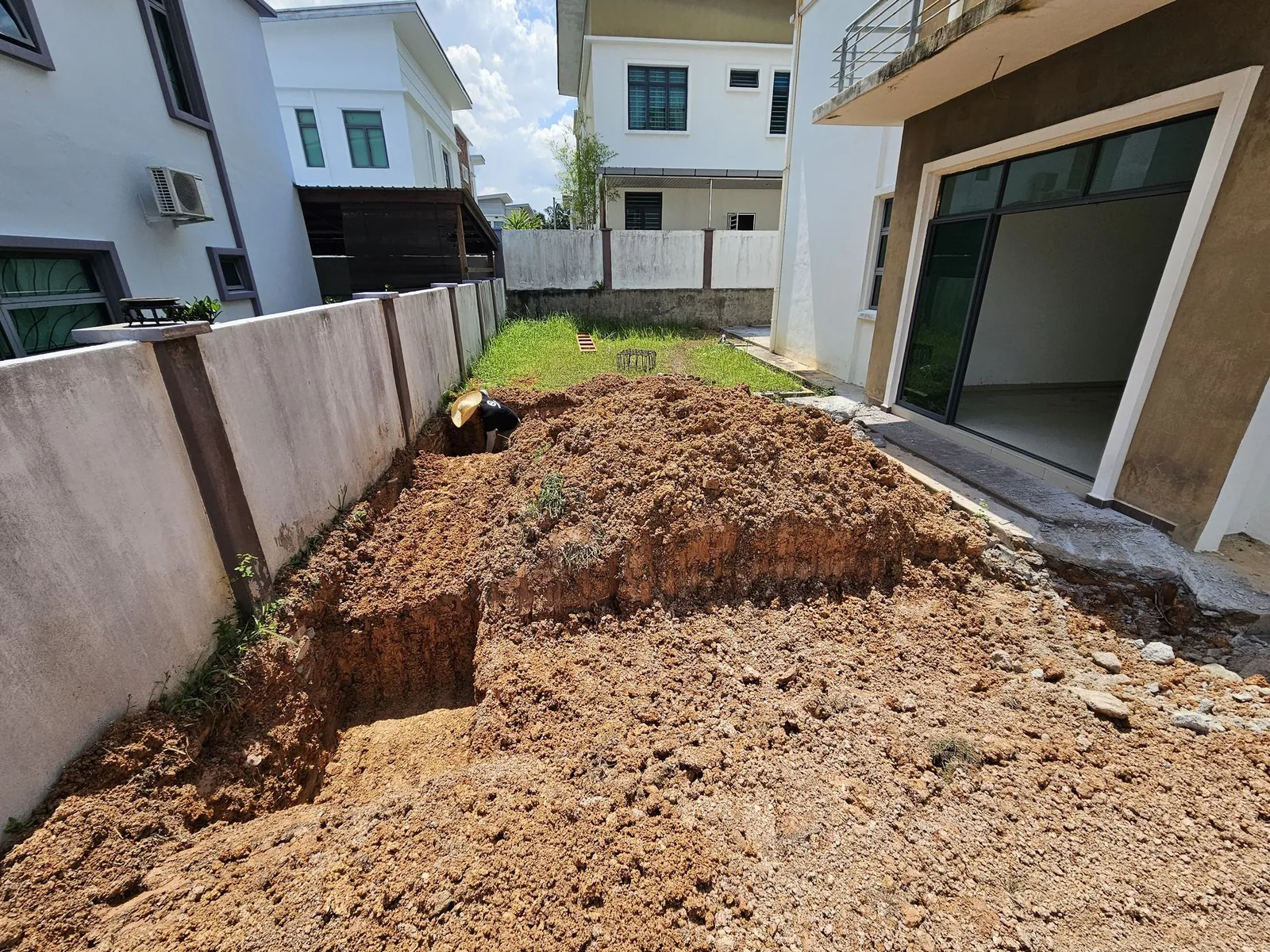 Paya Rumput Perdana 后院推拉门旁开挖地基
