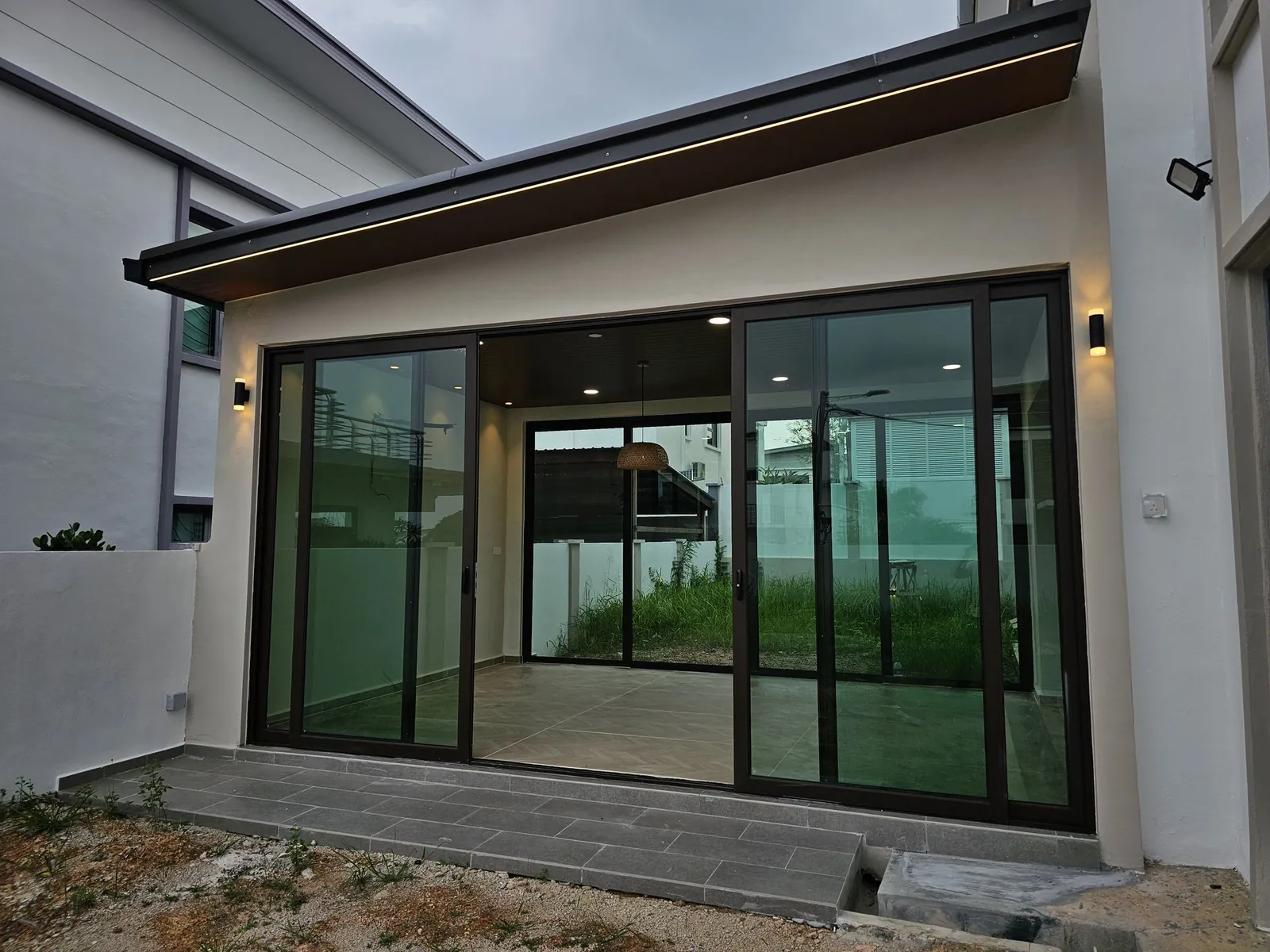 Paya Rumput Perdana 屋后扩建，壁灯和室内灯亮着