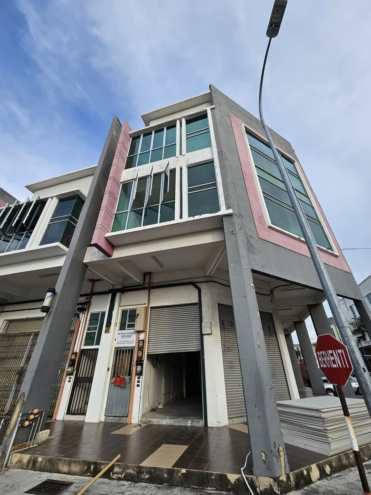 Madam Yeo Hair Care 转角店屋原貌，粉色窗框和卷闸门