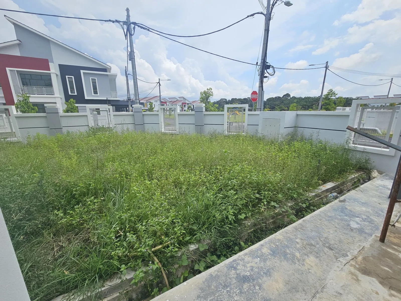 Tehel Indah 动工前长满草的转角屋院子