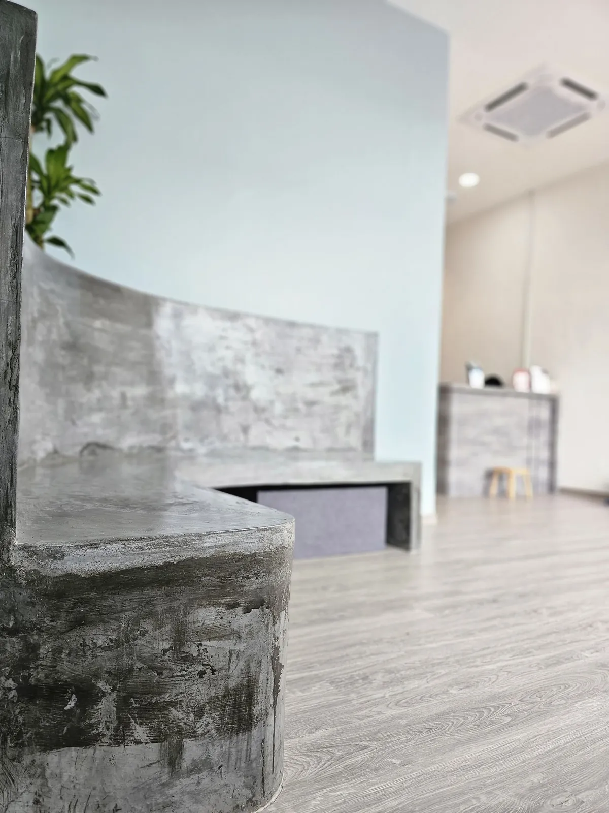 Beready Occupational Therapy Centre 弧形水泥饰面长凳与木纹地板