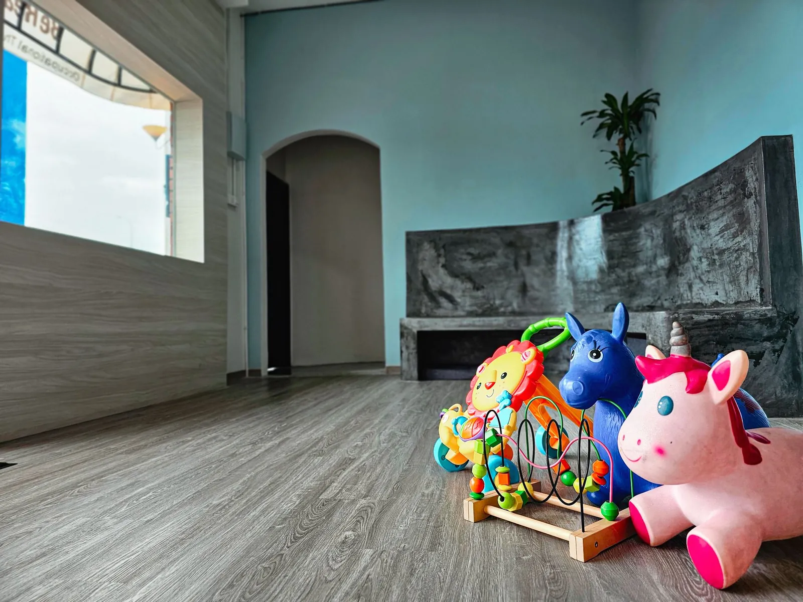 Beready Occupational Therapy Centre 等候区的拱门与木纹地板
