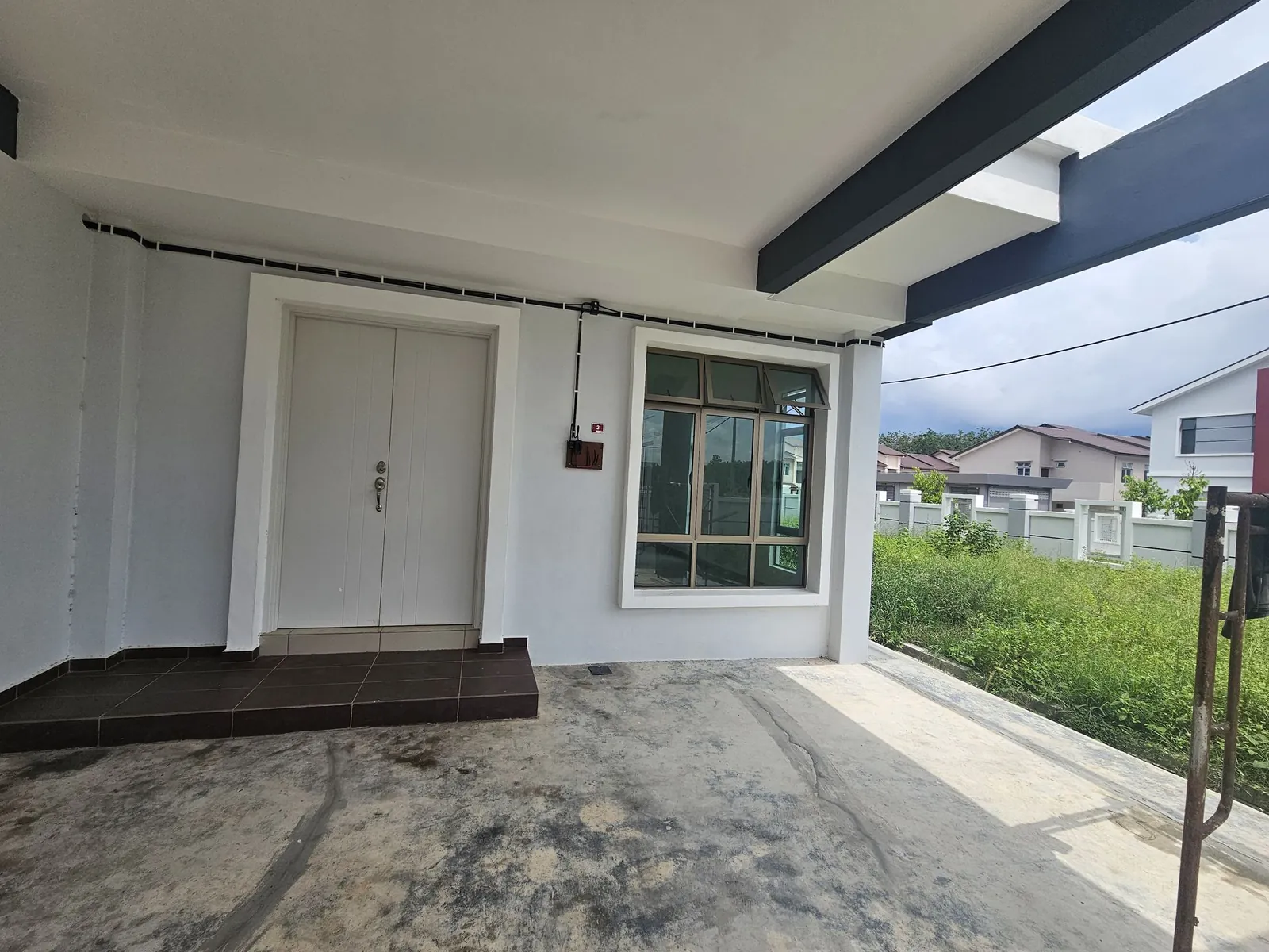 Tehel Indah 动工前的车棚，水泥地面和大门
