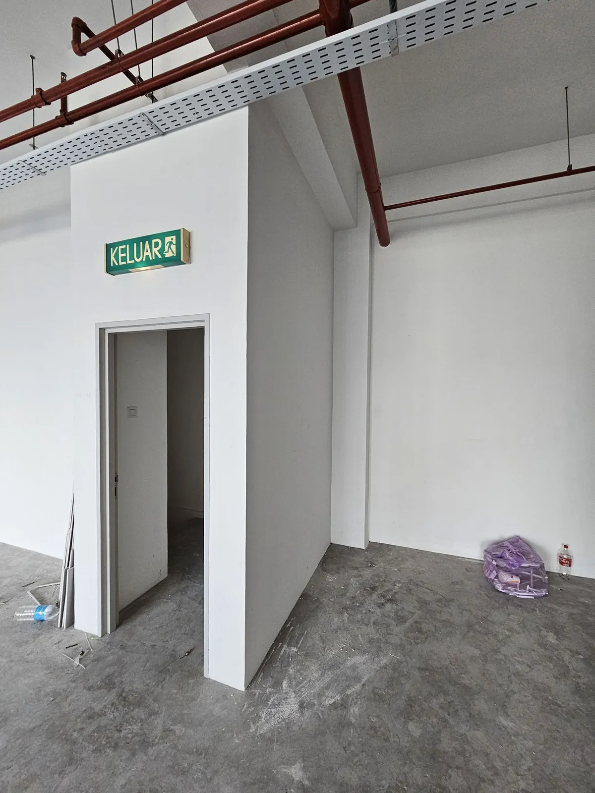 Ee Pilate Studio 新隔间与门洞，上方是出口标志