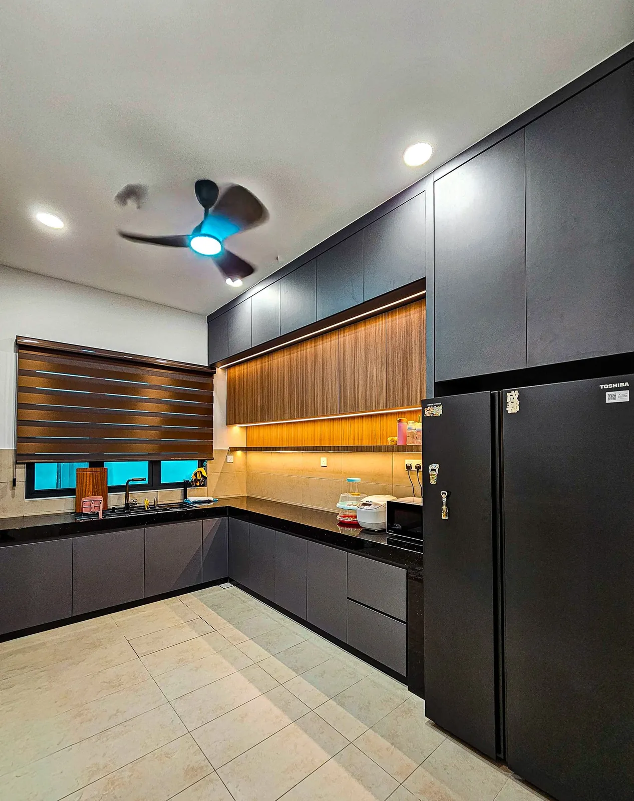 Molek Residence 厨房：深灰色柜子配木纹吊柜