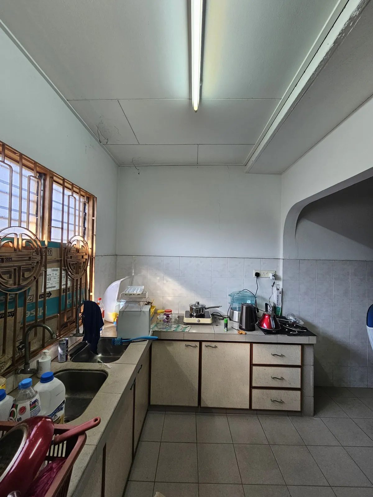 Taman Asean 旧屋原有厨房：L 形台面和铁花窗