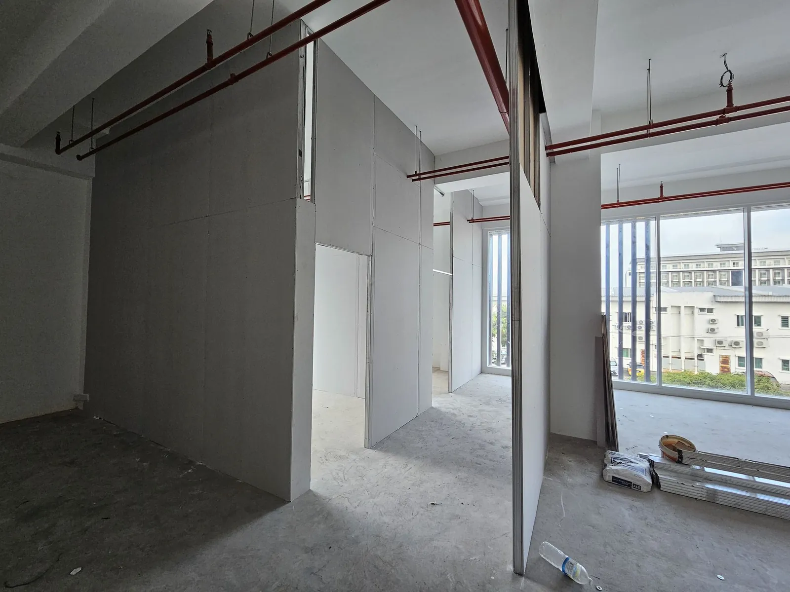 Ee Pilate Studio 板墙隔间围出房间，旁边是窗墙