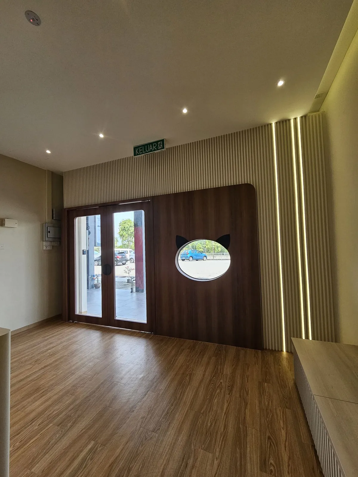 Kimvets Krubong entrance with glass doors, oval window panel and slats