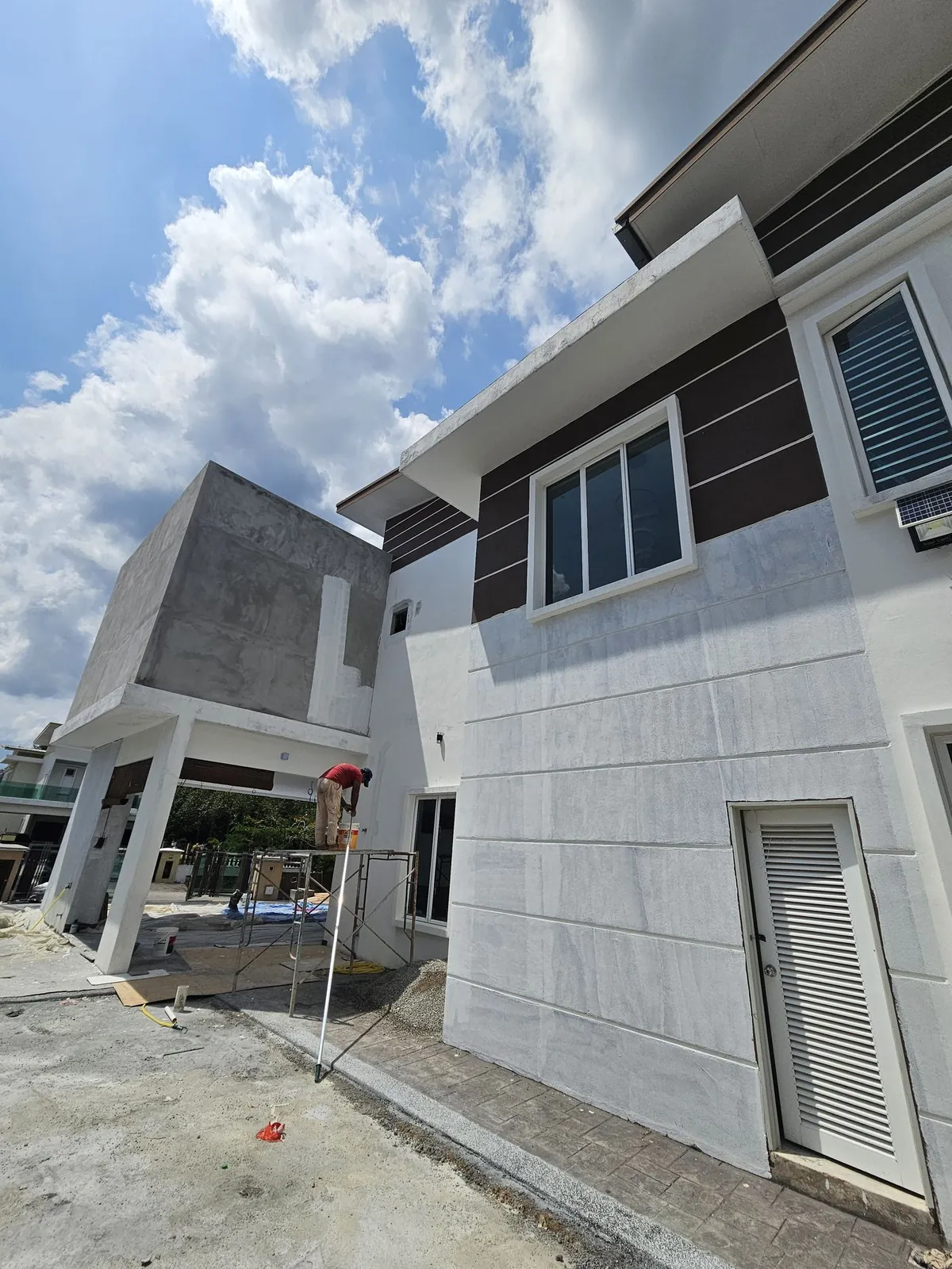 Belia Antarabangsa 侧面：新楼层和补过批荡的墙面