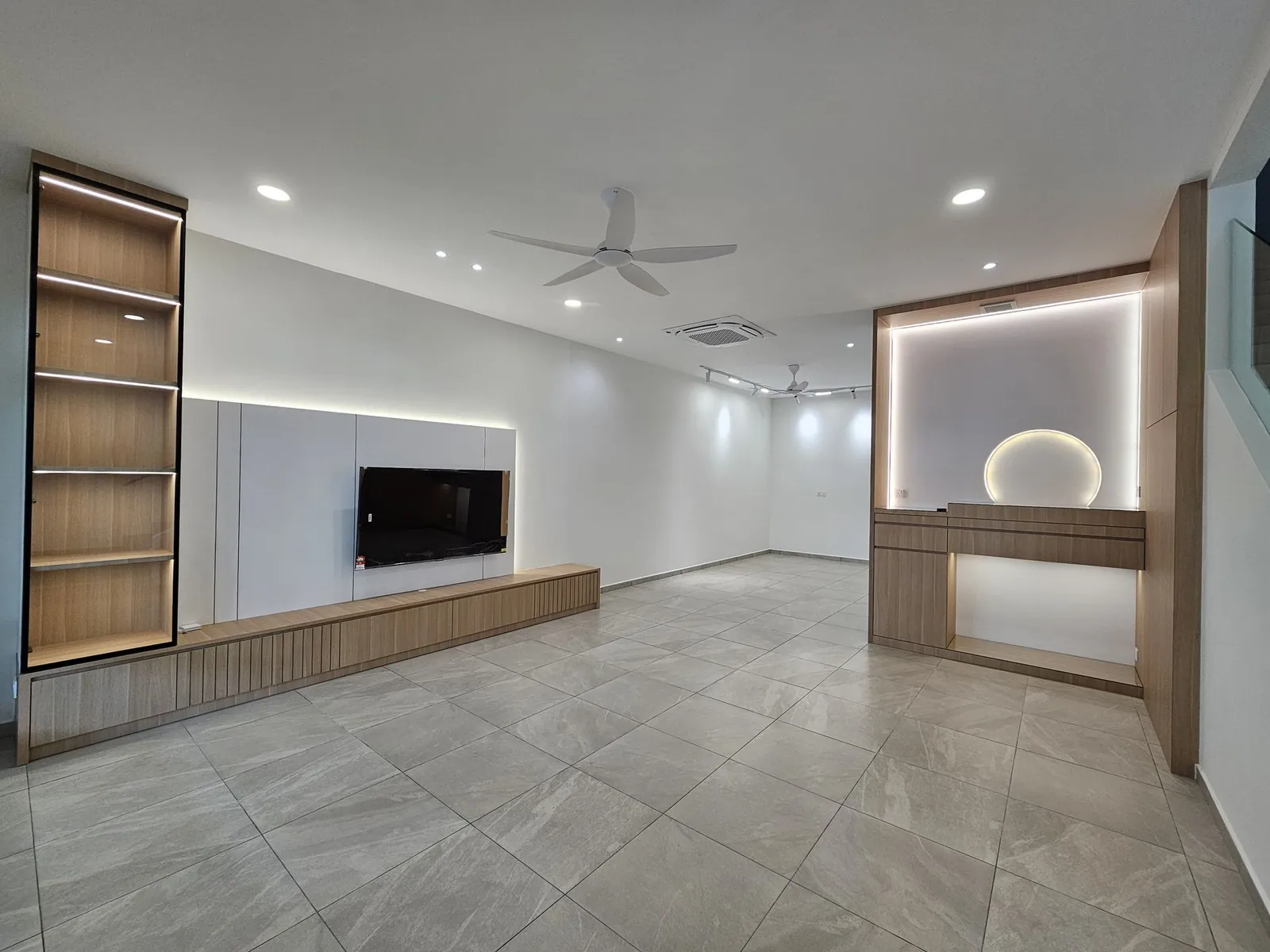 Molek Residence 客厅：灯光层架、电视墙，尽头是神台柜
