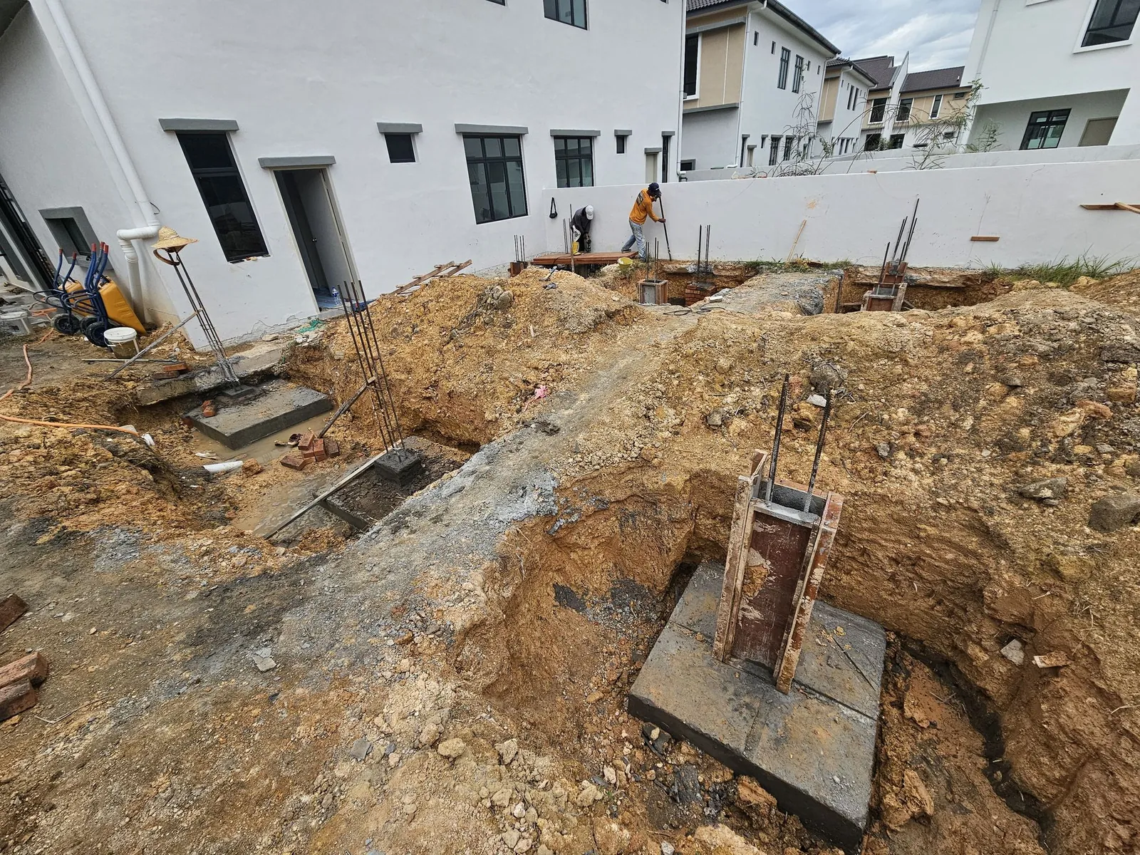 Jasin Parkland steel formwork for a column stump on a pad footing
