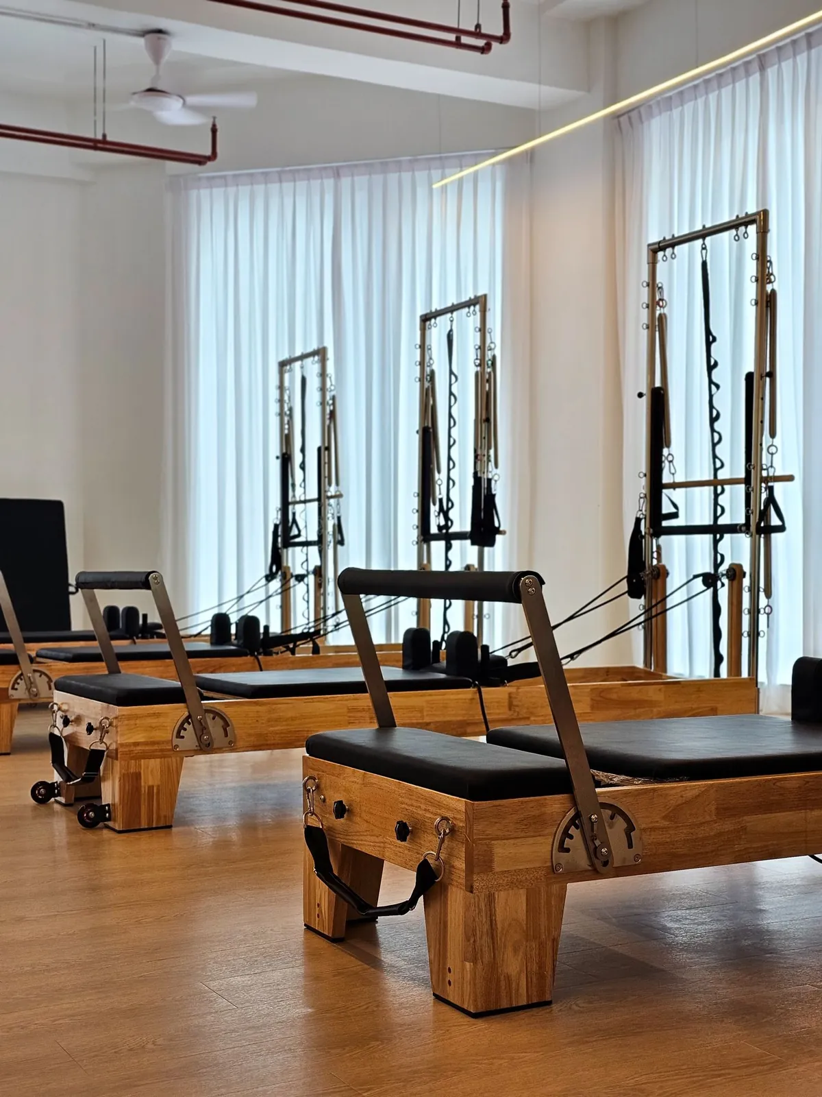 Ee Pilate Studio 纱帘前的器材与线性灯条