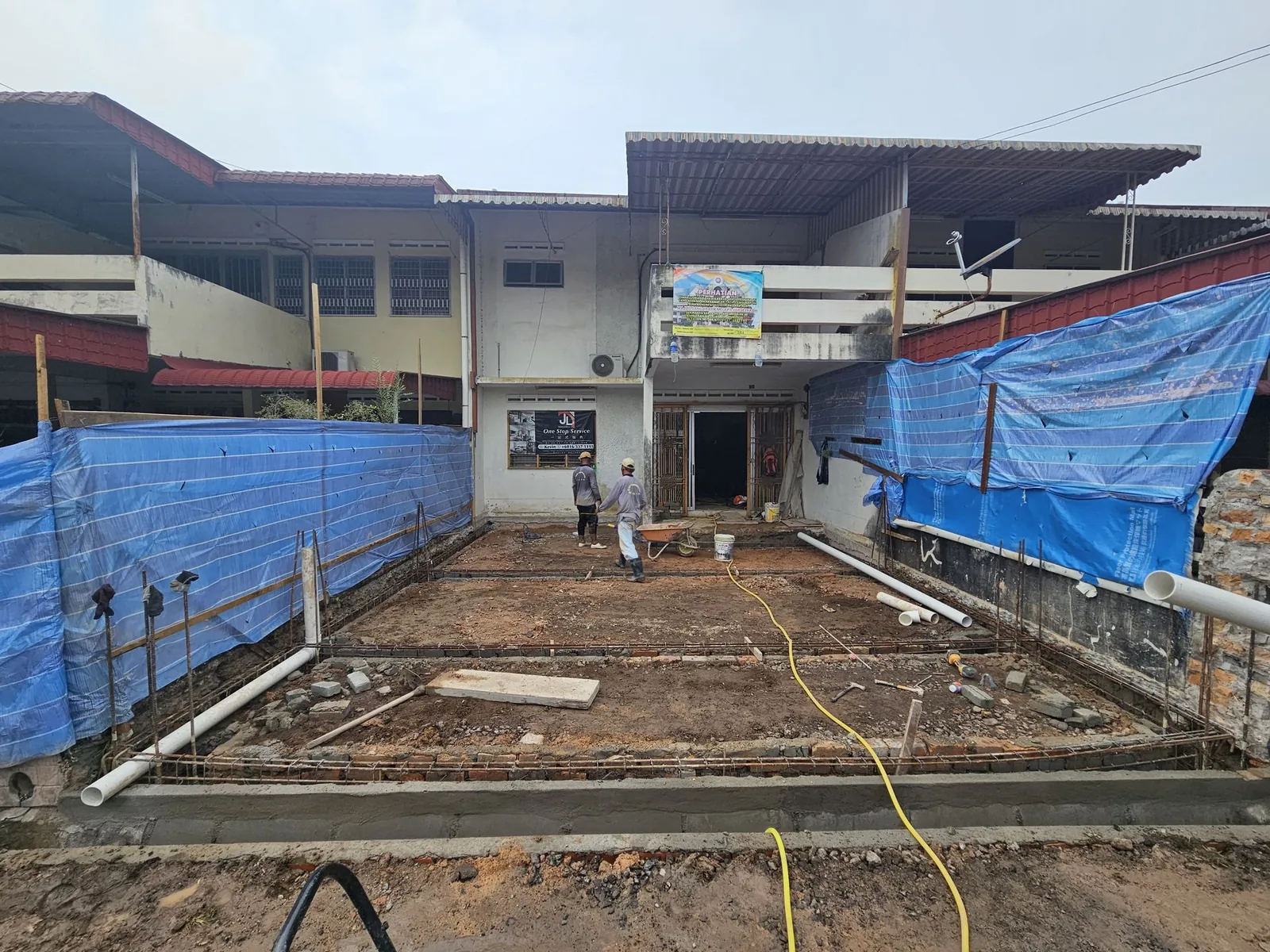 Taman Asean 前院地梁已灌好，预埋新水管