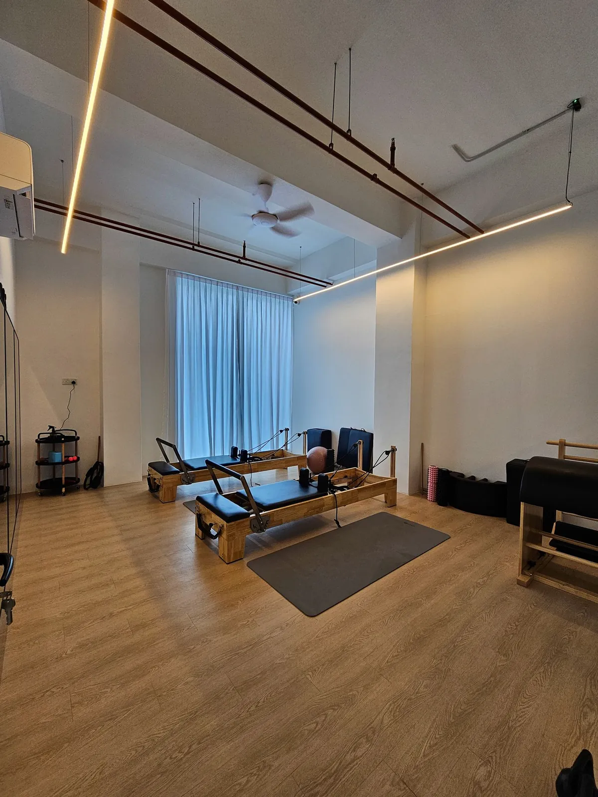Ee Pilate Studio 完工后的教室：纱帘、木纹地板与灯条