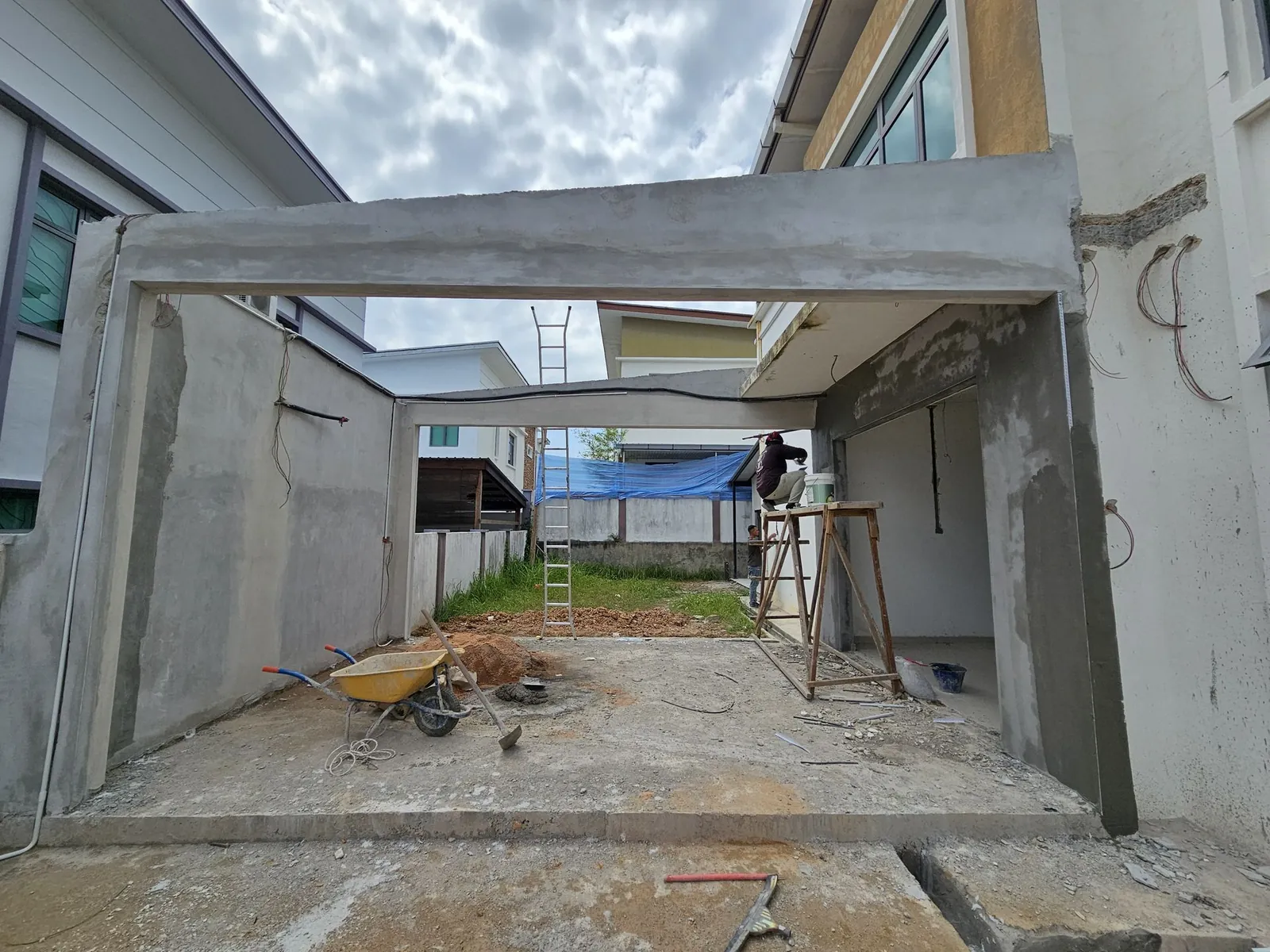 Paya Rumput Perdana 屋后扩建的柱子和横梁，旁边有棚架