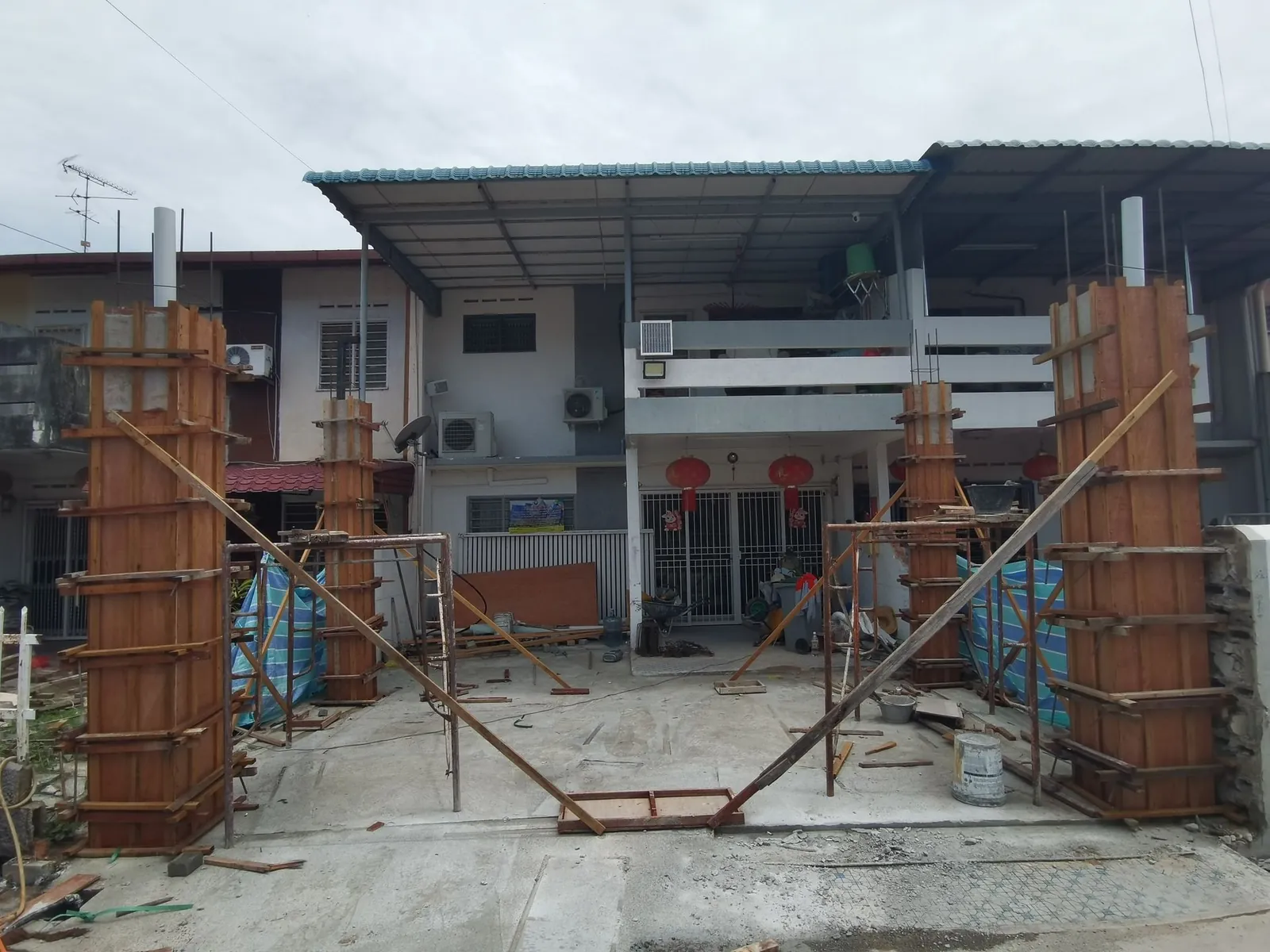 Taman Asean 屋前立起四支柱子模板