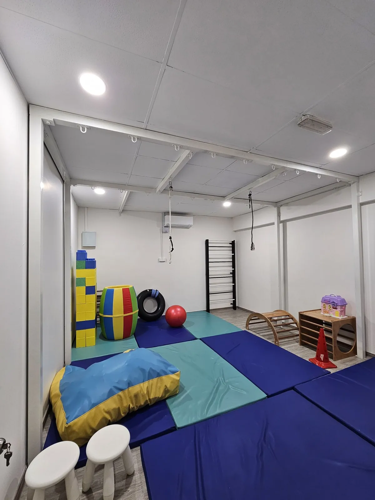 Beready Occupational Therapy Centre 铺蓝绿色软垫和肋木的治疗室