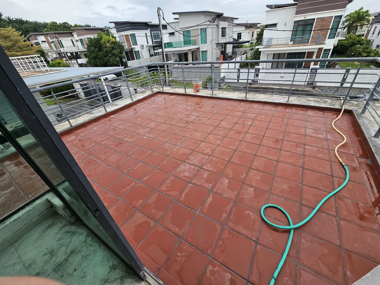 Paya Rumput Perdana 楼上露台重新铺上红褐色砖