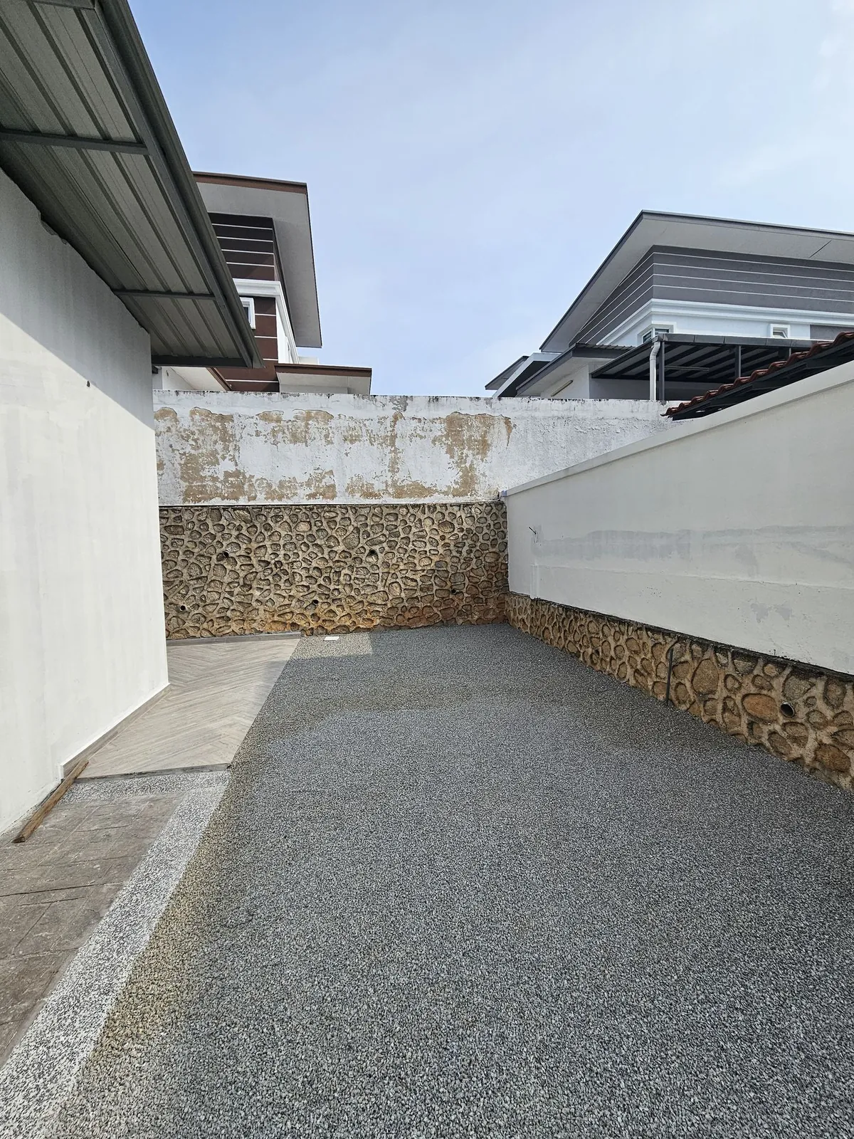 Belia Antarabangsa 后院新铺的洗石米地面