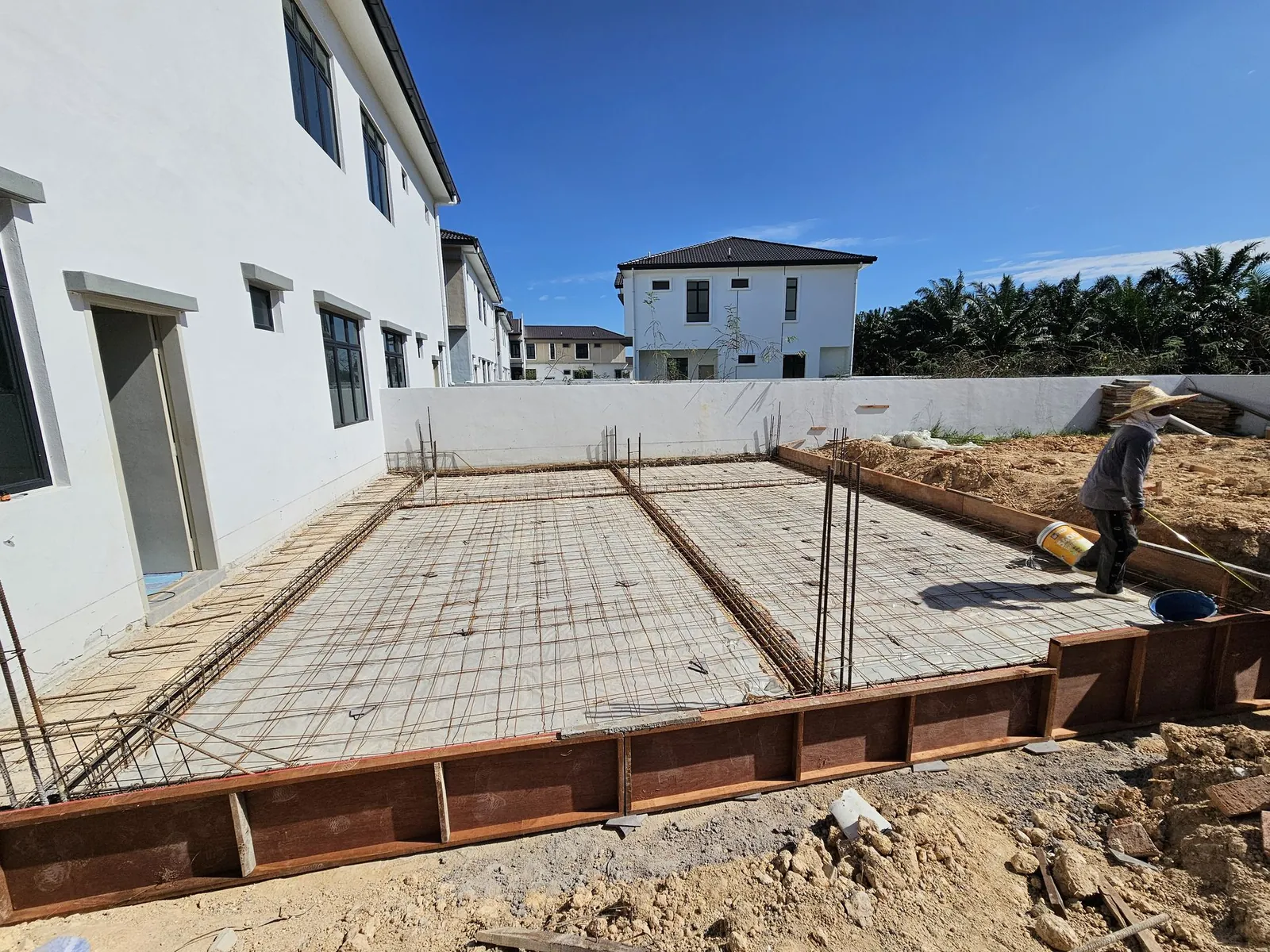 Jasin Parkland back yard with slab reinforcement mesh in steel side forms