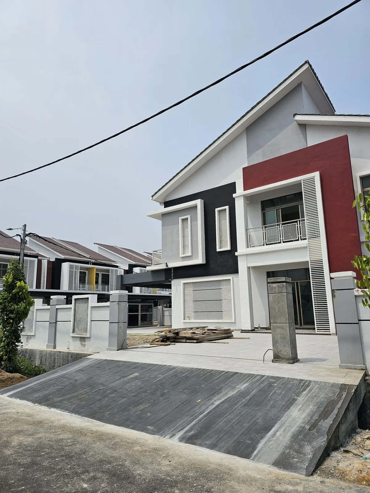 Tehel Indah 深色地砖车道坡道，通往铺好砖的车棚