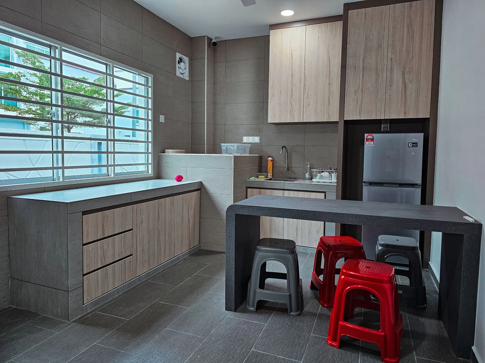 Beready Occupational Therapy Centre 完工茶水间：灰色台面与木纹吊柜