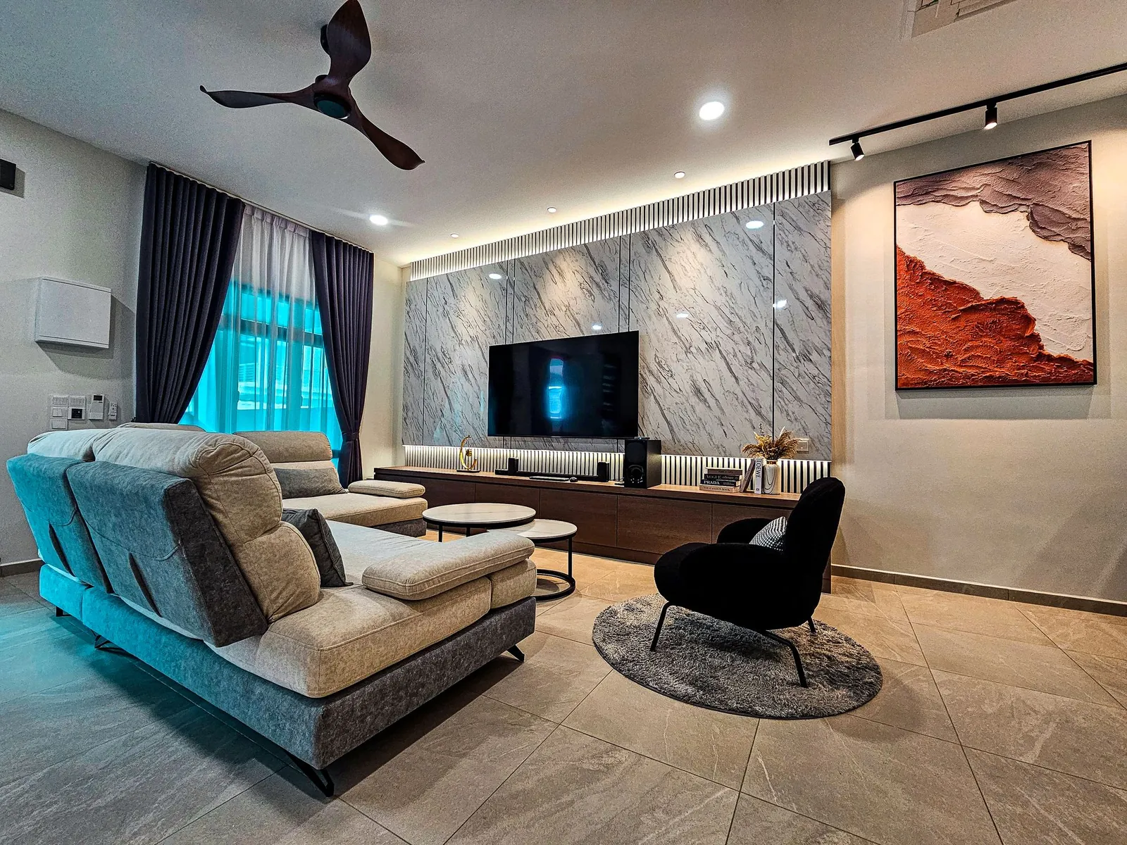 Living room with marble-look TV wall and wood-look console, Molek Residence
