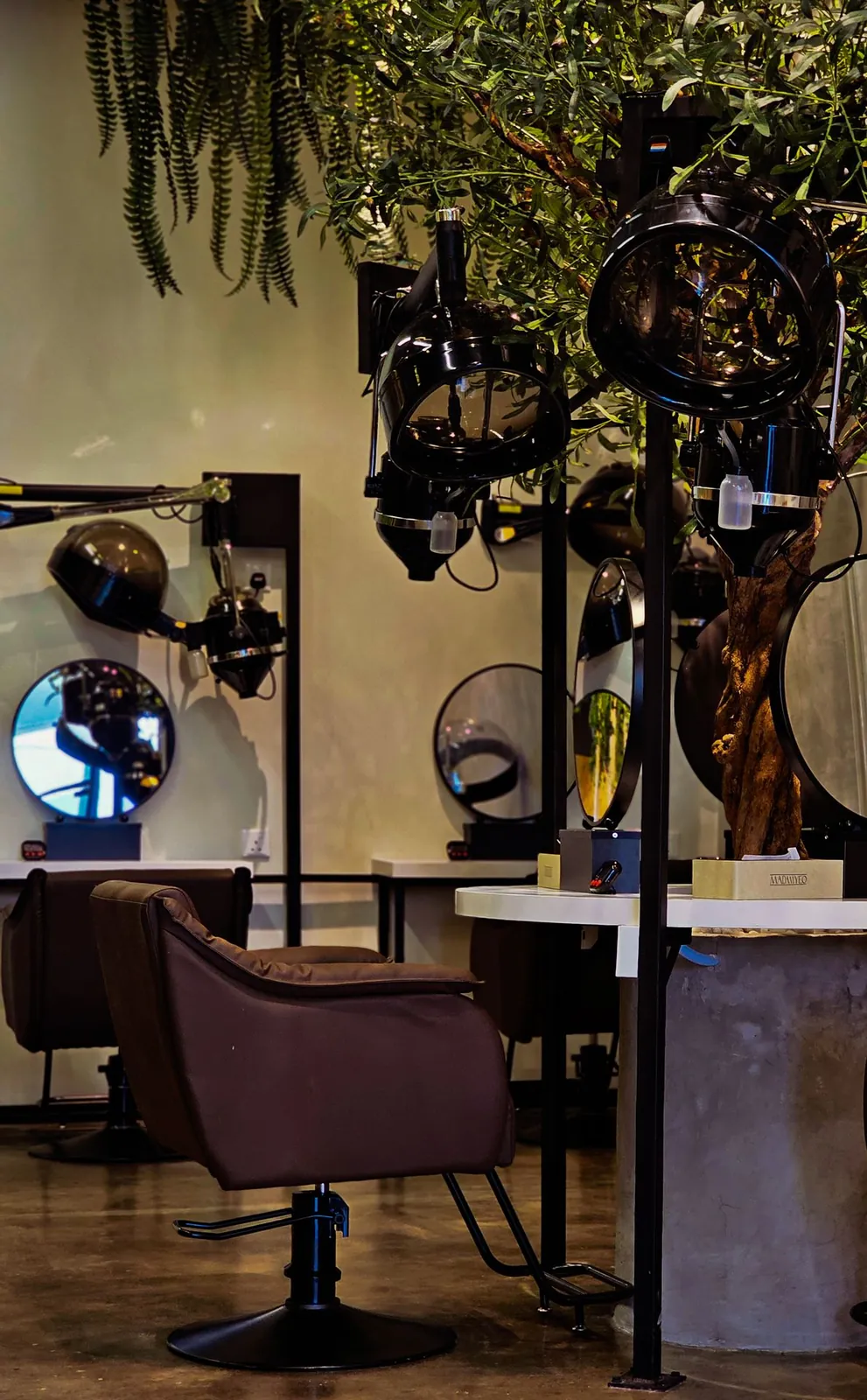 Madam Yeo Hair Care 发型区，焗油机和圆镜