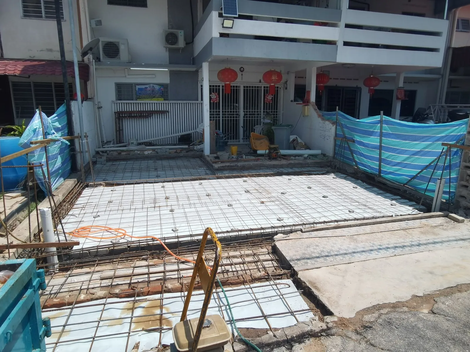 Taman Asean 前院铺好钢筋网，准备做新地台