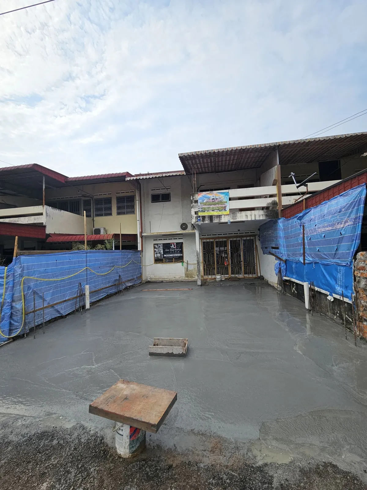 Taman Asean 整个前院刚灌好的新地台
