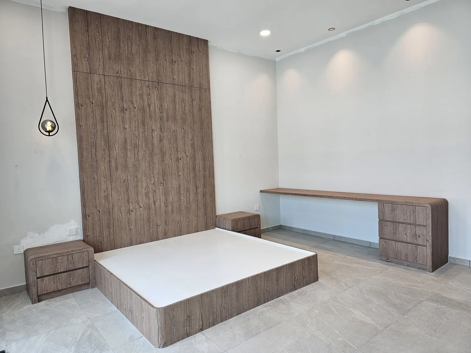 Molek Residence 睡房：木纹床头板、平台床架和书桌