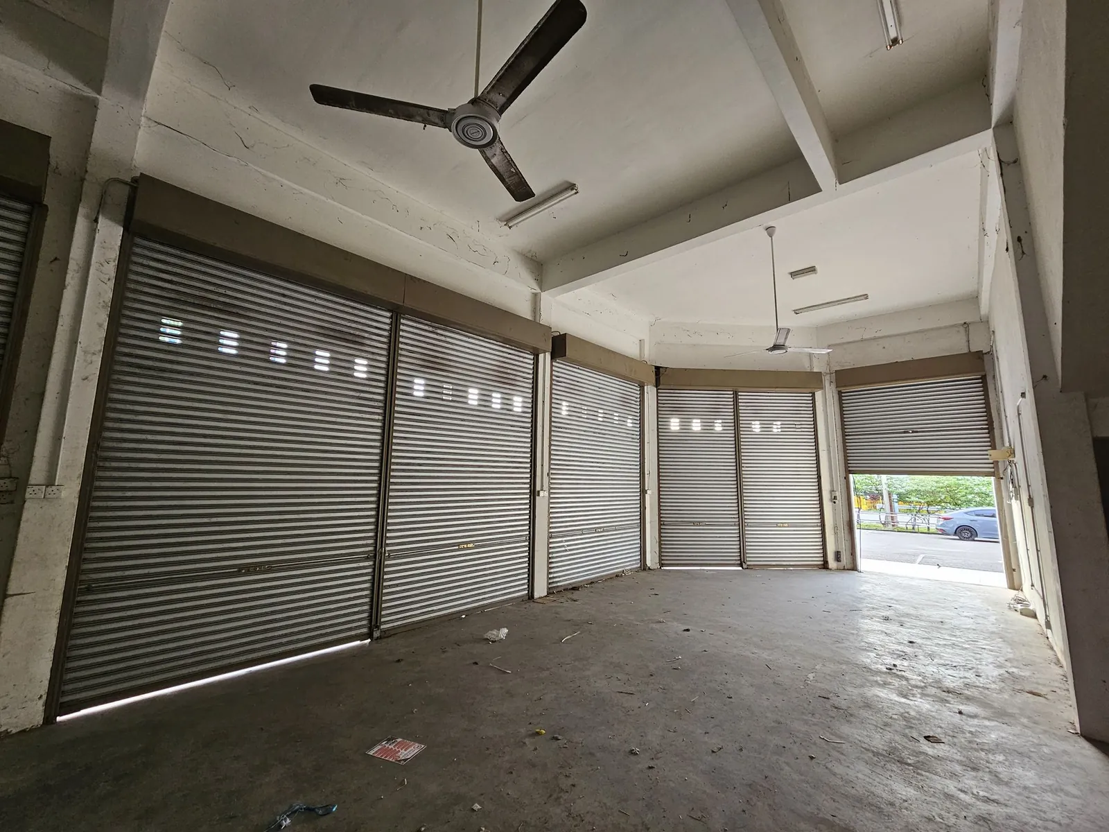 Madam Yeo Hair Care 毛坯店内，L 形一排卷闸门