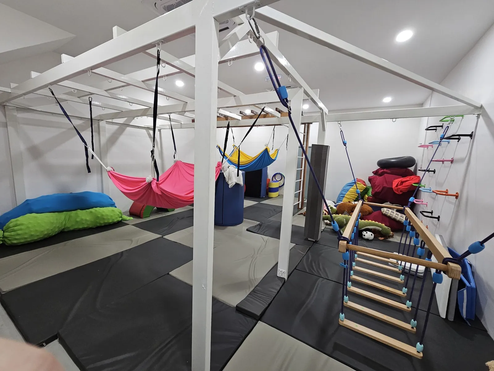 Beready Occupational Therapy Centre 钢架挂着秋千，地上铺软垫