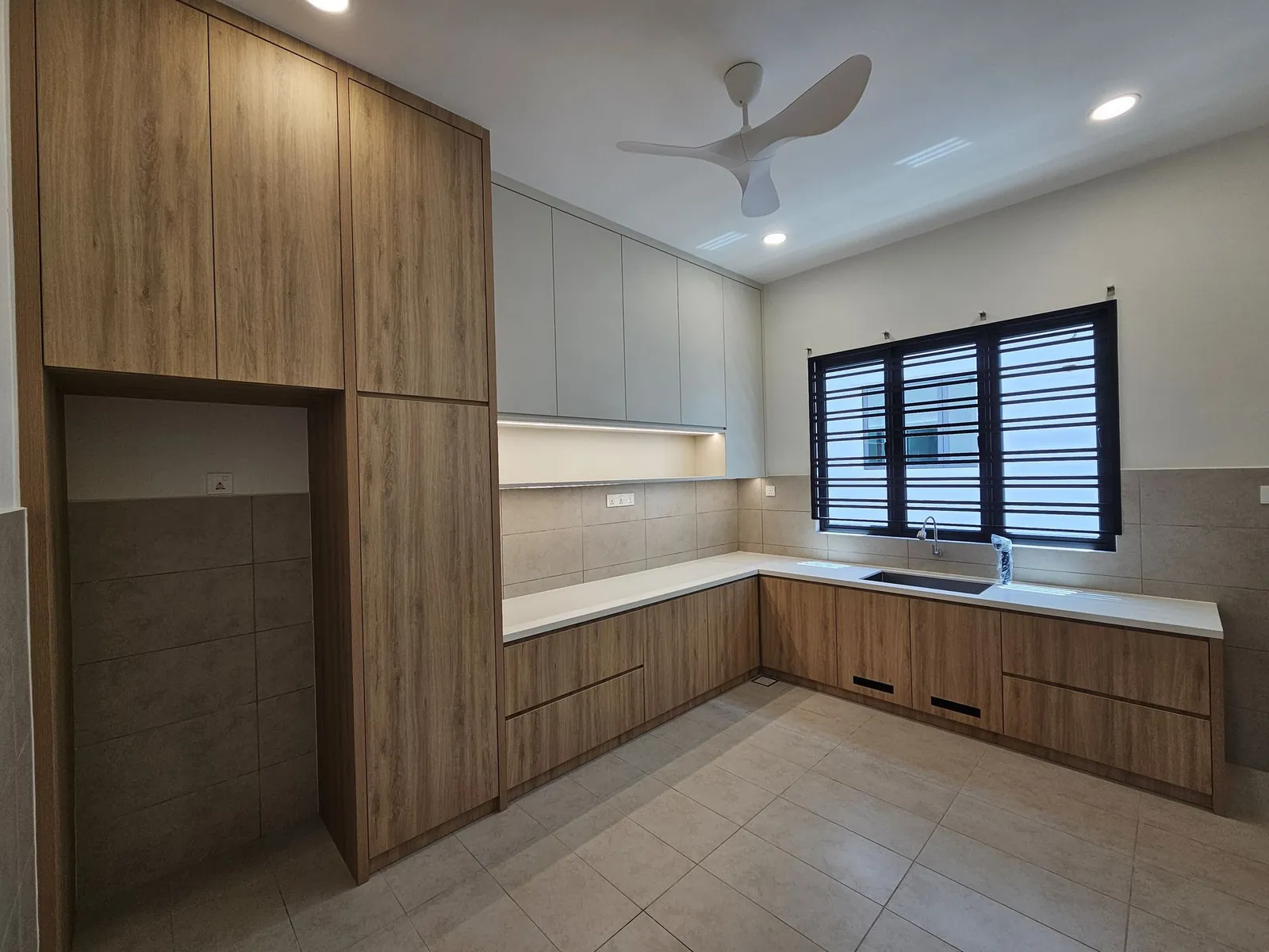 Molek Residence 厨房：木纹高柜、白色吊柜和灯光层格