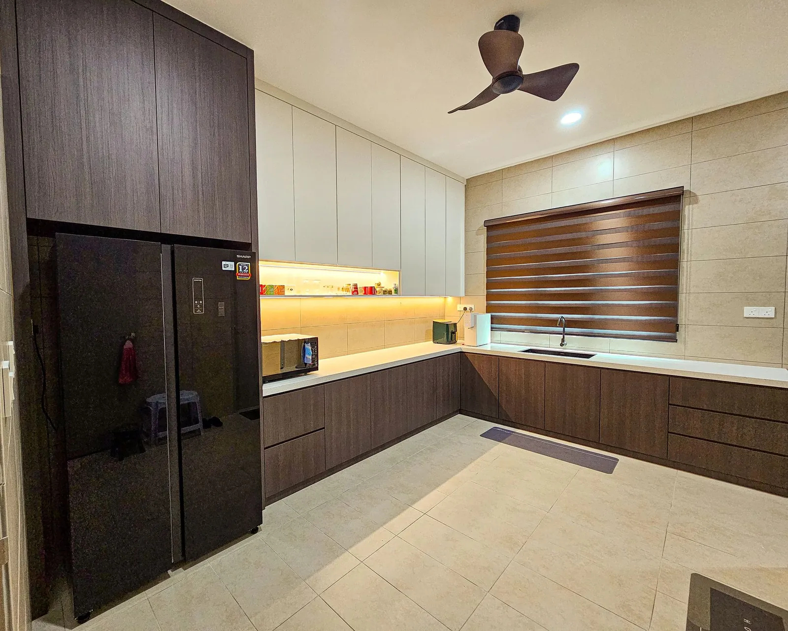 Molek Residence 厨房：深色木纹高柜和白色吊柜