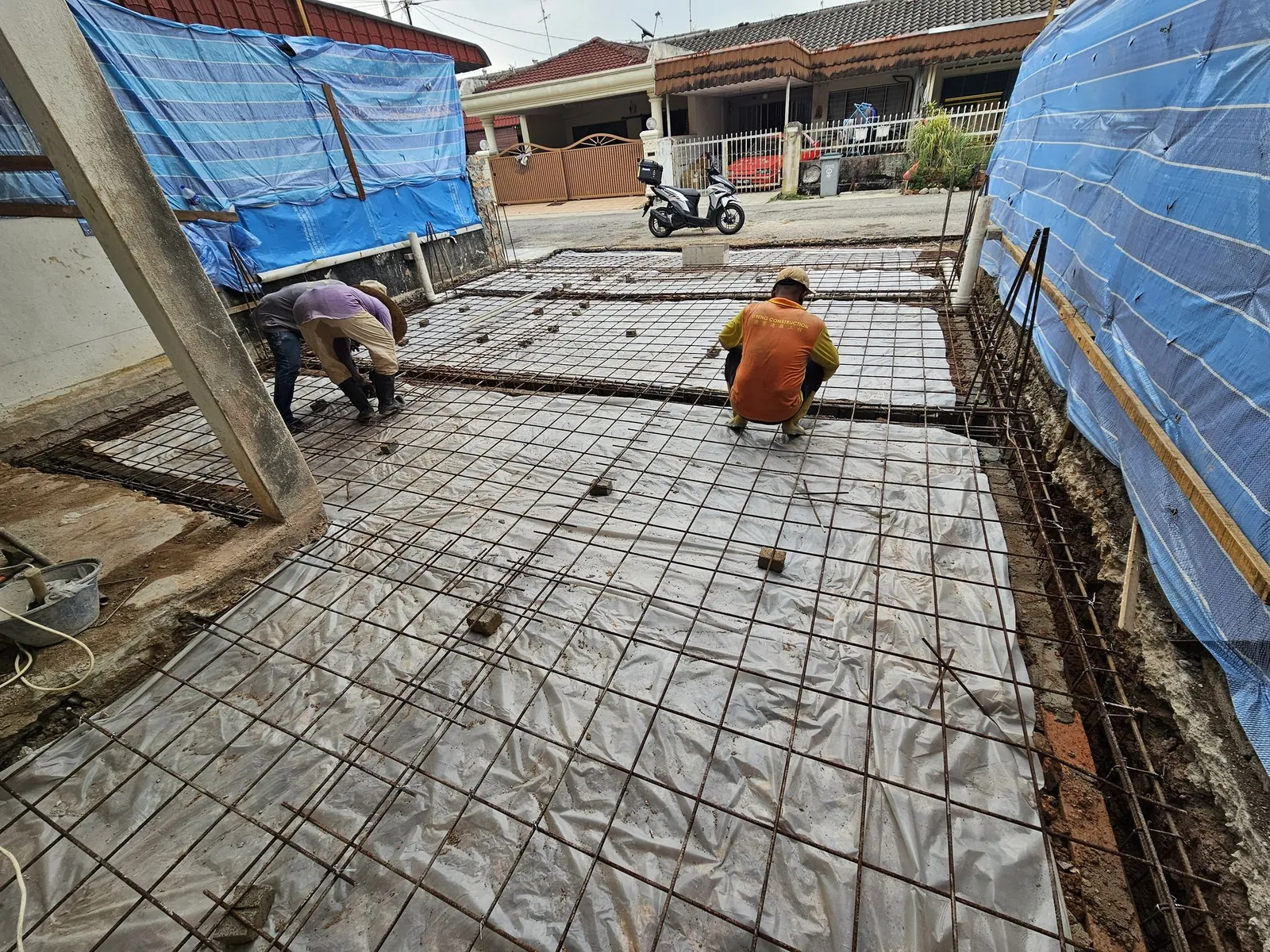 Taman Asean 工人在防护布之间绑扎地台钢筋网