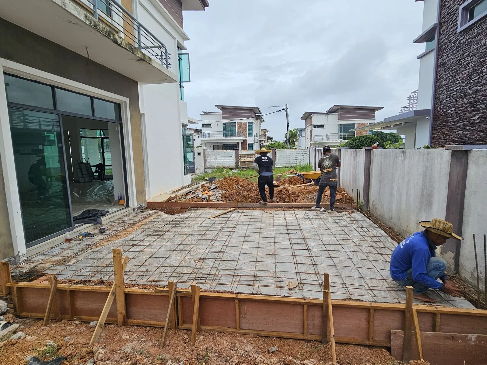 Slab reinforcement in timber formwork during the rear extension at Paya Rumput Perdana