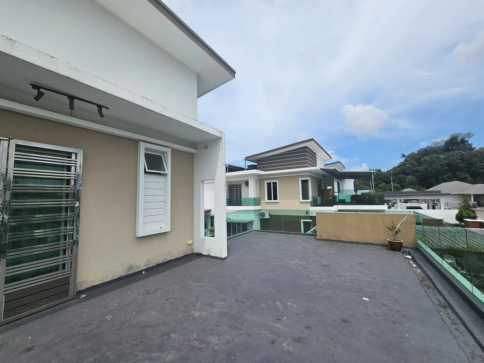 Belia Antarabangsa 动工前的楼上开放露台和玻璃栏杆