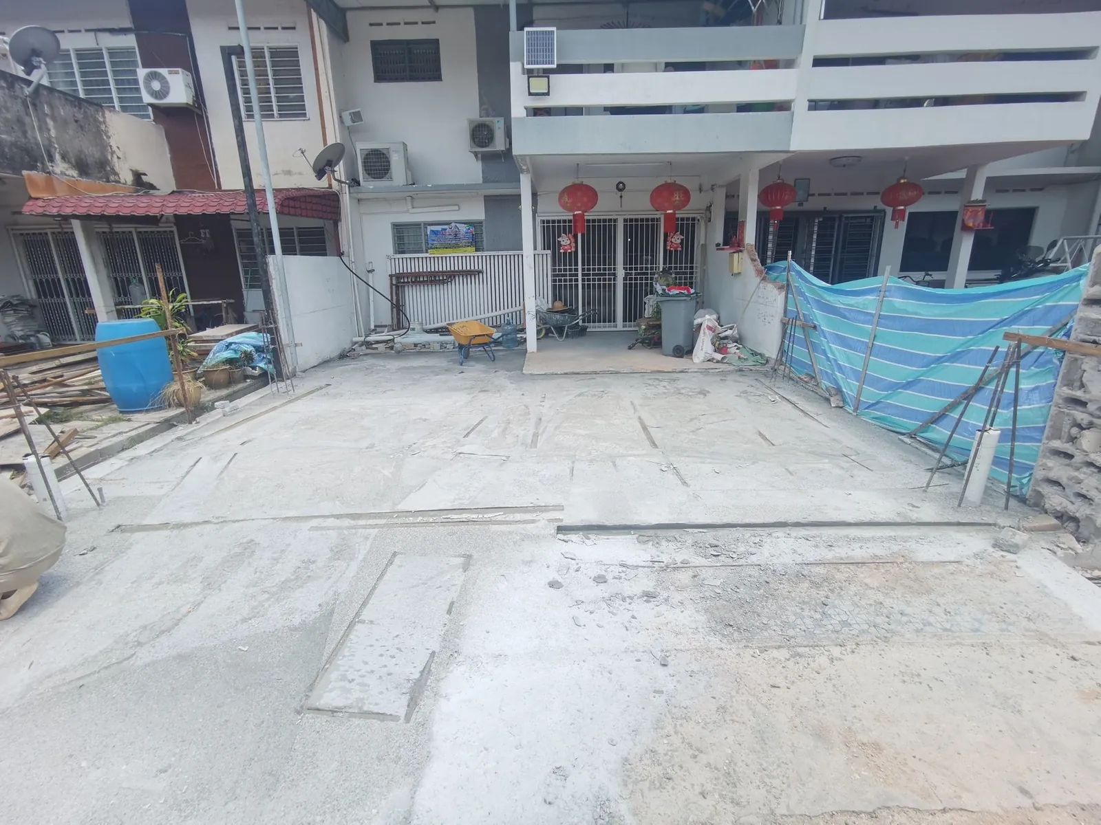Taman Asean 前院新灌好的混凝土地台