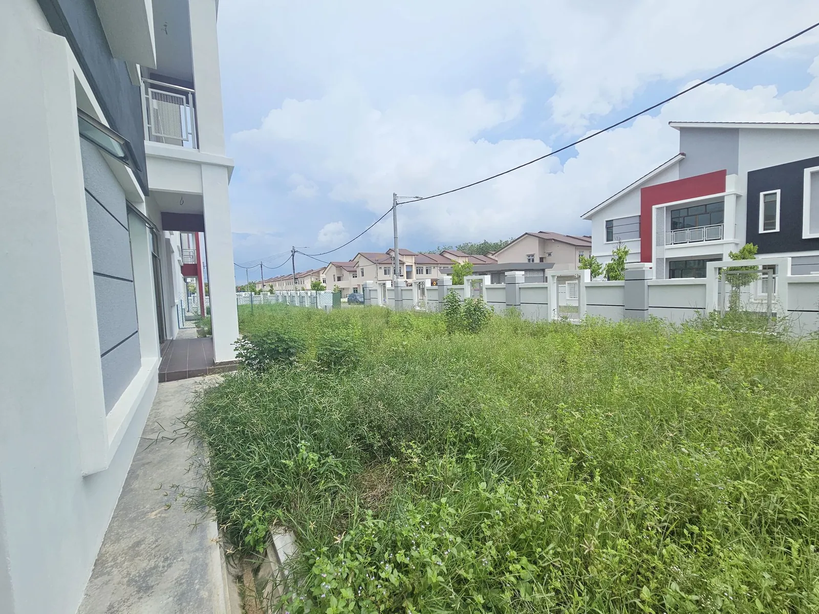 Tehel Indah 动工前屋旁长满草的侧院