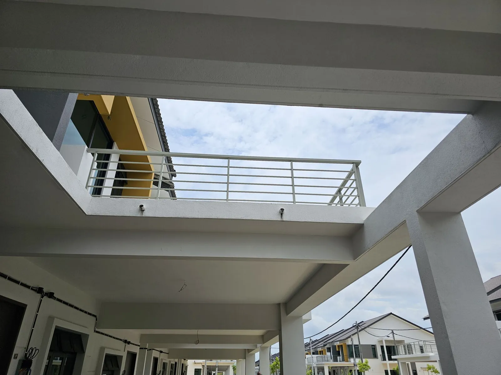 Molek Residence 从车棚往上看楼上阳台，还没有遮阳篷